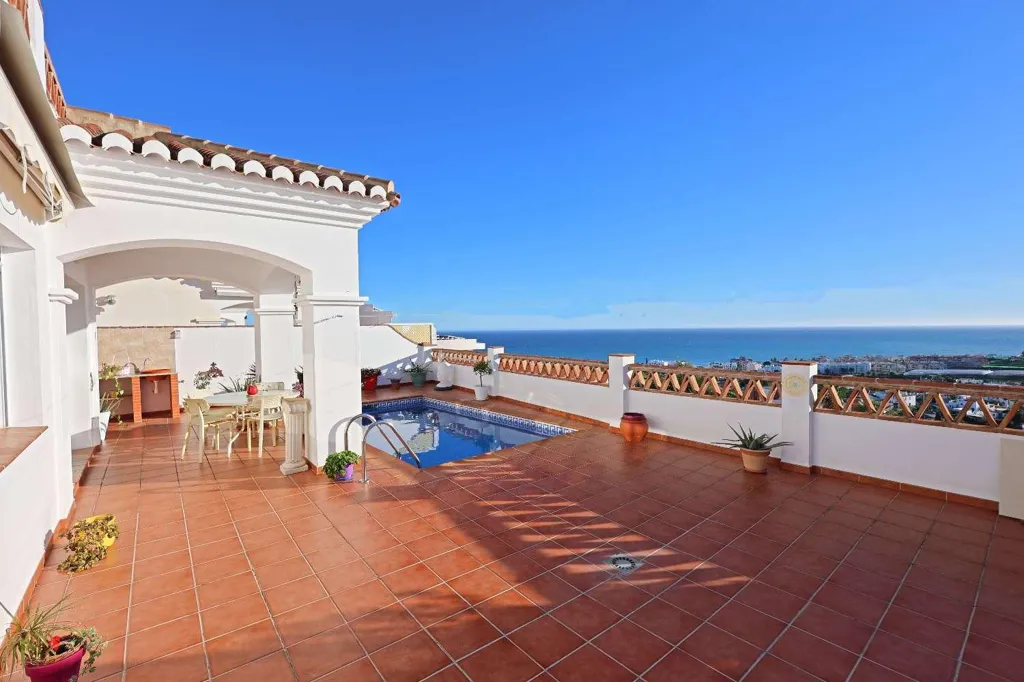Terrass - South-Facing Villa with Sea Views in Torrox Park