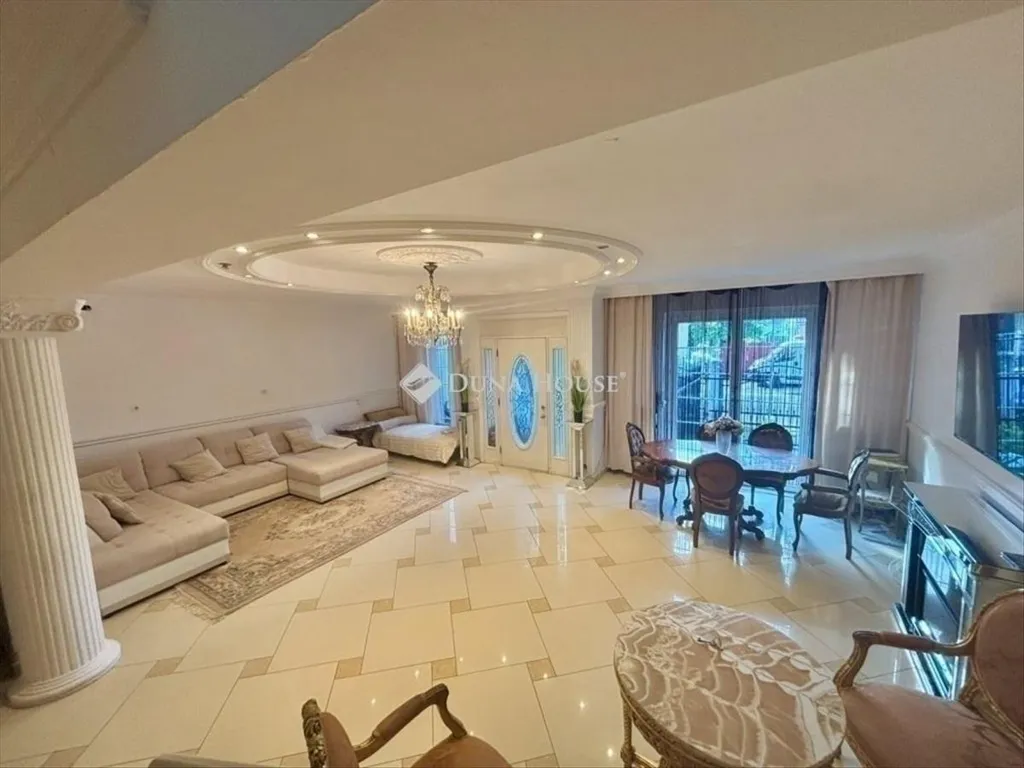Soggiorno - Generational House with Large Garden in Budapest 19th District