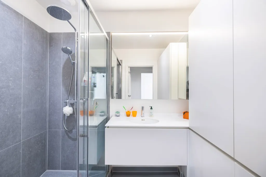 Salles de bain - Appartement 1 Chambre avec Jardin à Uccle