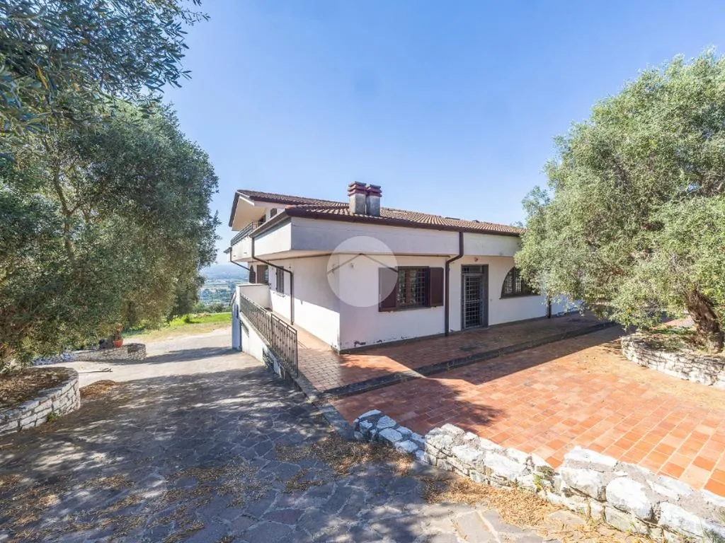 Extérieur - Versatile Villa with Olive Grove in Guidonia Montecelio