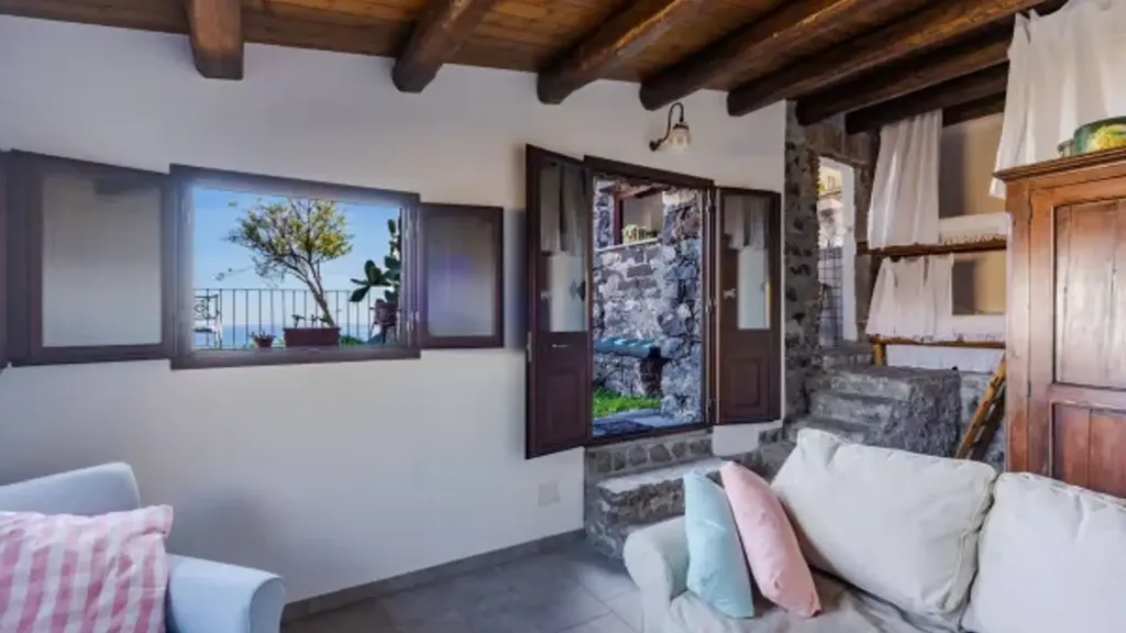 Living Room - Rustic Cottage with Sea View in Acireale