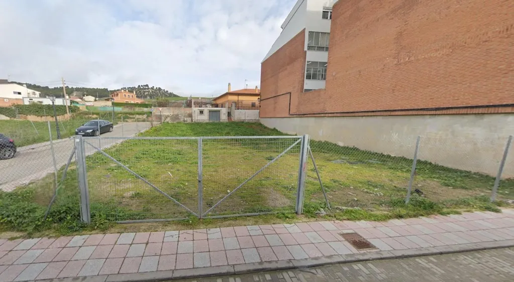 Garden - Corner Plot with Development Potential in Simancas