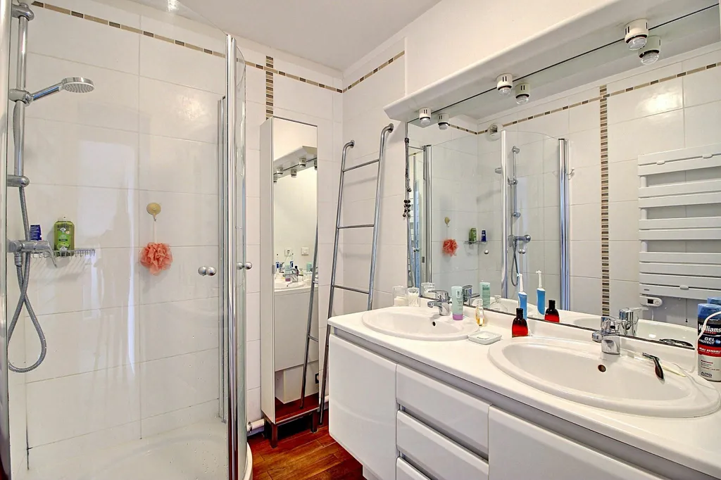 Salles de bain - Duplex Lumineux avec Balcon à Chambourcy