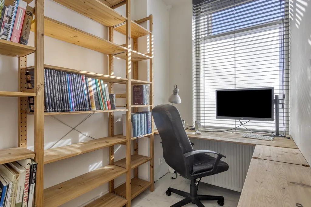 Bureau - Galerij Flat with Balcony in Rubroek, Rotterdam