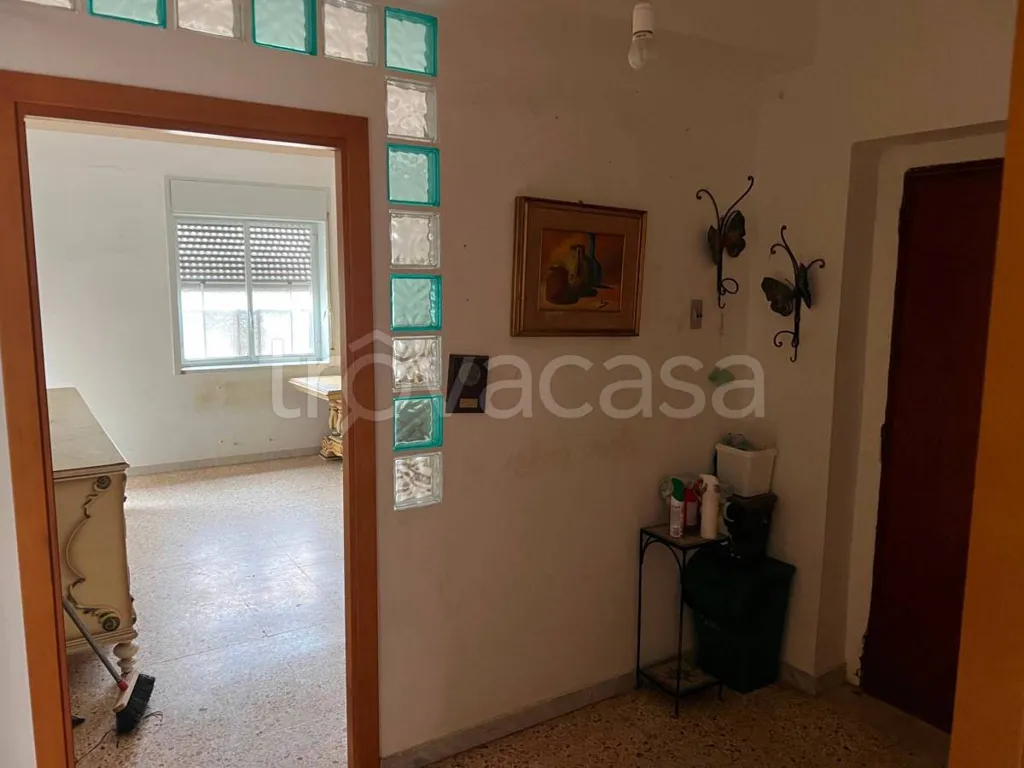 Esik - Apartment with Balcony in Licata