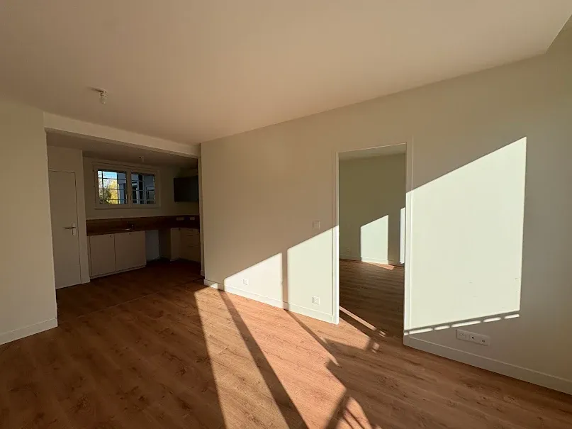 Séjour - Appartement Rénové avec Balcon à Caen