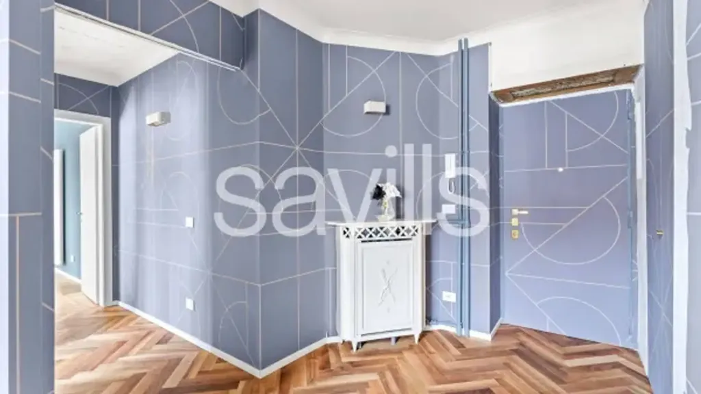 Entrée - Restored Triplex with Balcony in Milan