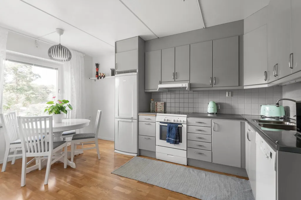 Kitchen - Apartment with Balcony in Hässelby Gård