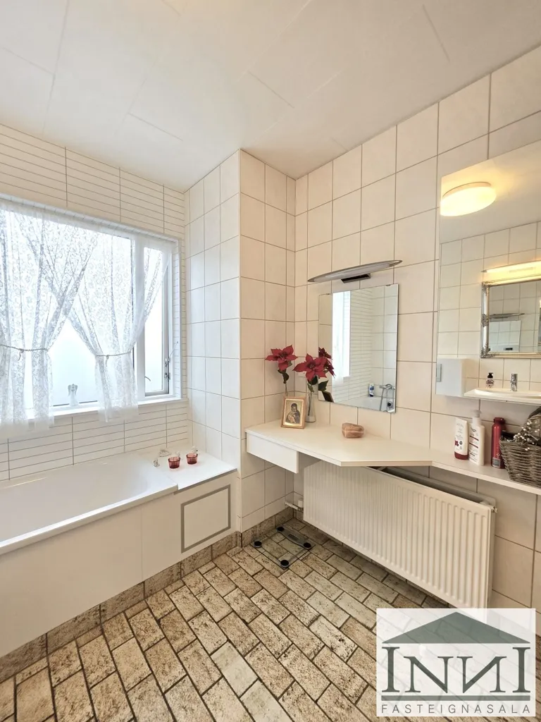 Salles de bain - Five-Bedroom House with Studio in Reykjavik