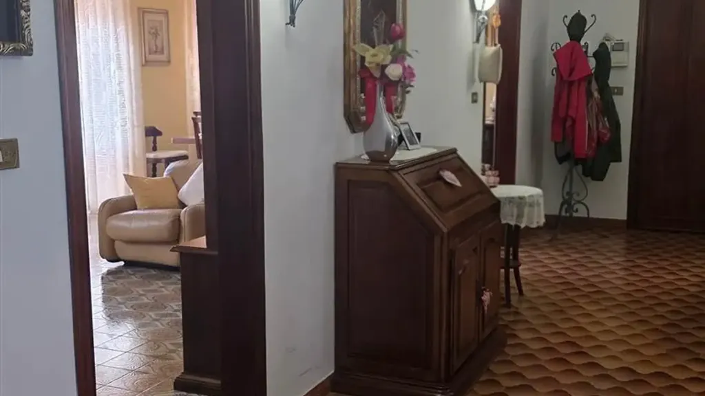 Hallway - Six-Bedroom Apartment with Terrace in Prato