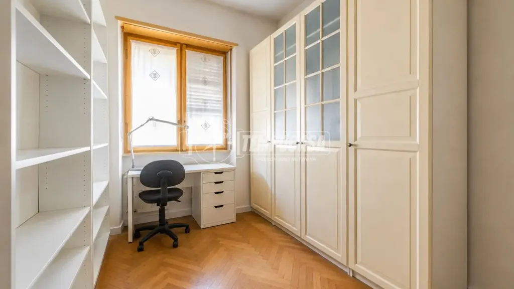 Kabinet - Triplex with Two Entrances in Milan