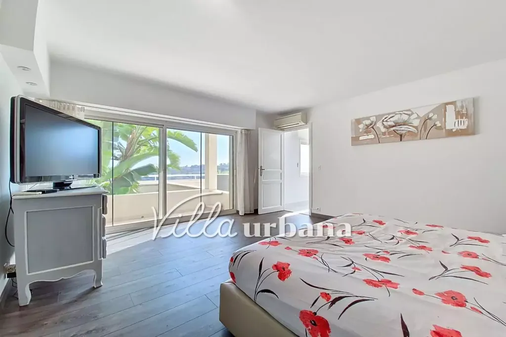 Bedrooms - House with Sea View and Pool in Antibes