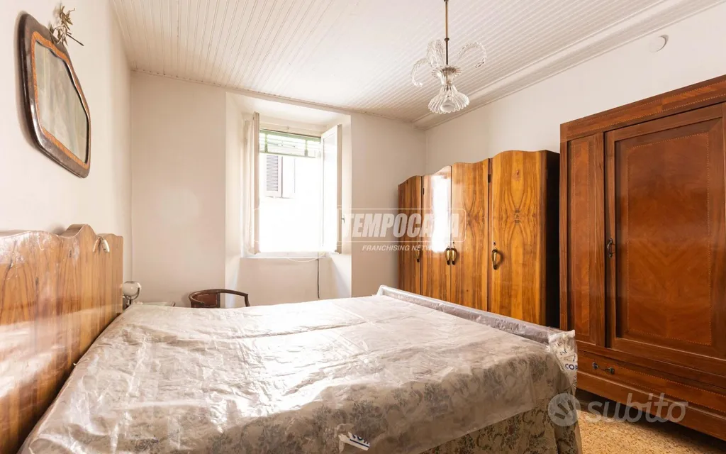 Chambres - Duplex with Commercial Space in Oggiono