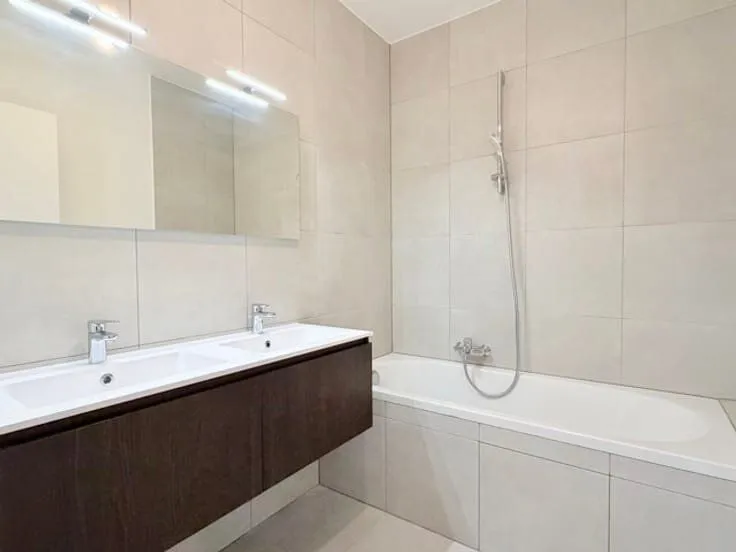 Salles de bain - Appartement à Jambes, Proche de la Rue Julie Dessy