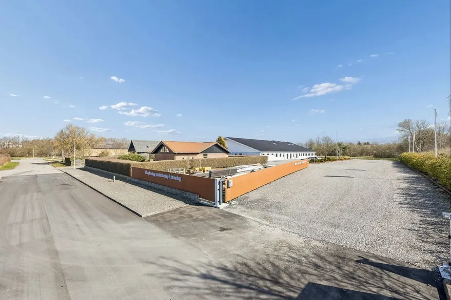 Exterior - Mixed-Use Property with Office and Workshop in Gørlev
