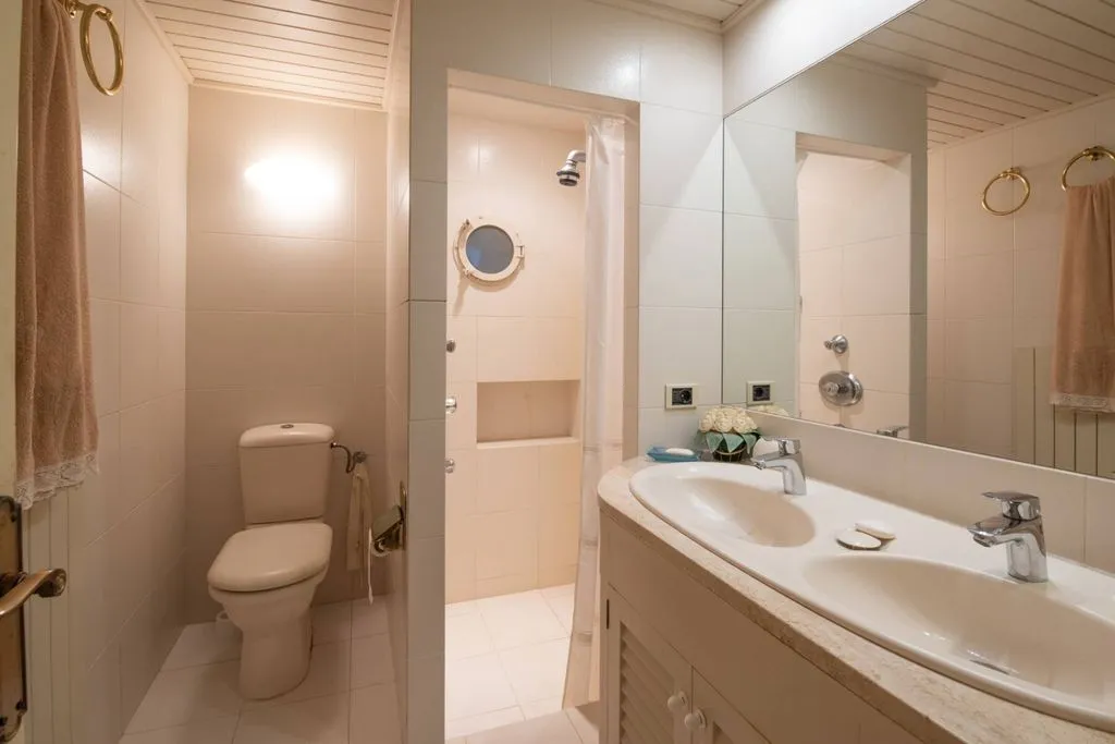 Bathrooms - Mediterranean House with Sea Views in Begur