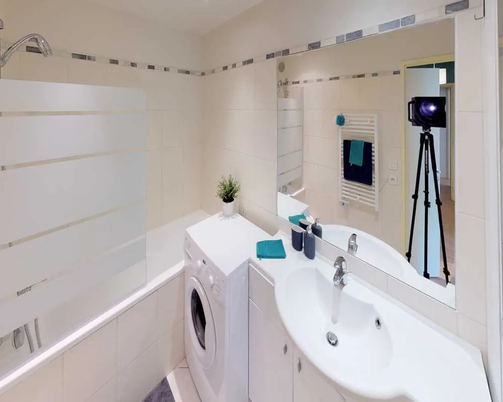 Bathrooms - Room in Furnished Flatshare, Clichy
