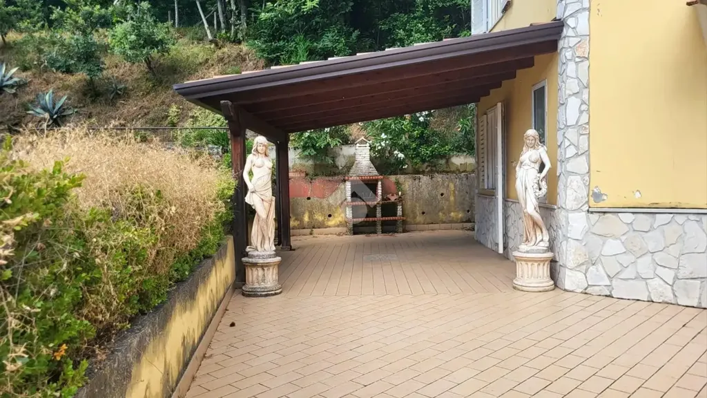Terrace - Villa with Private Garden in Pietrastornina