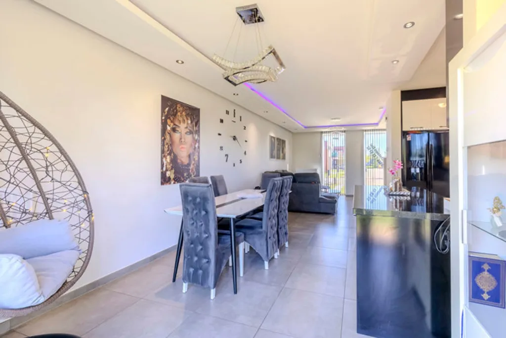 Salle à manger - Maison Moderne avec Espace Vert à Balen