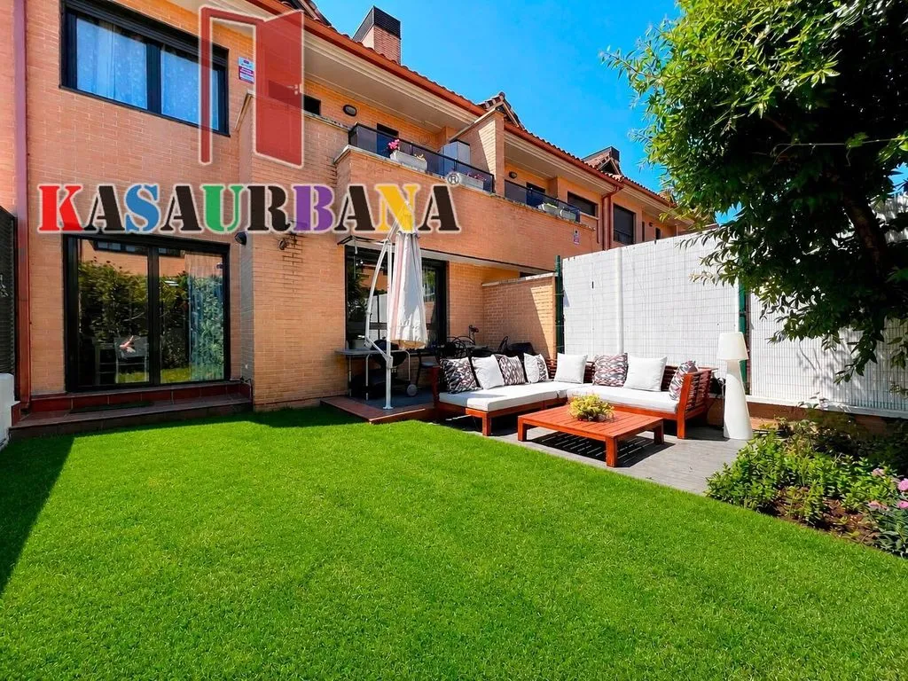 Aed - Terraced House with Pool in Hospital