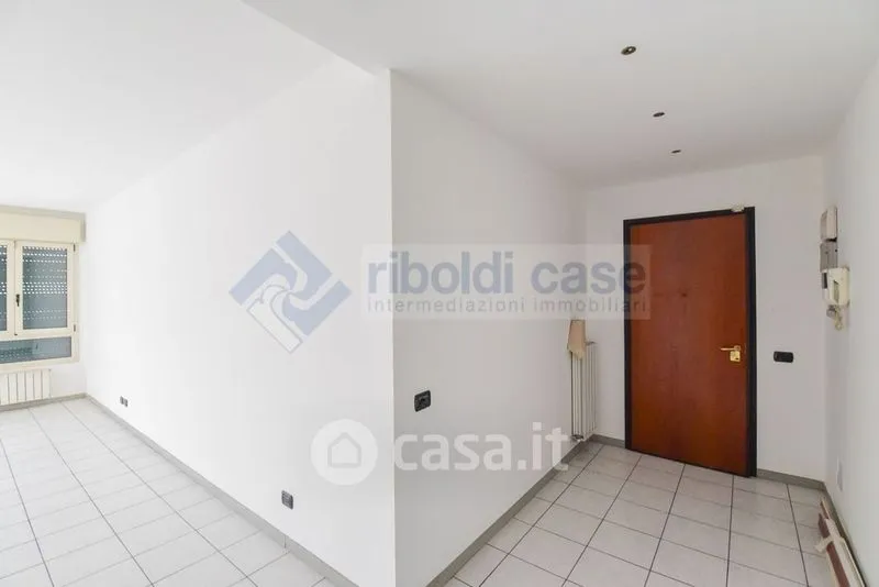 Esik - Four-Room Apartment with Balconies in Mariano Comense