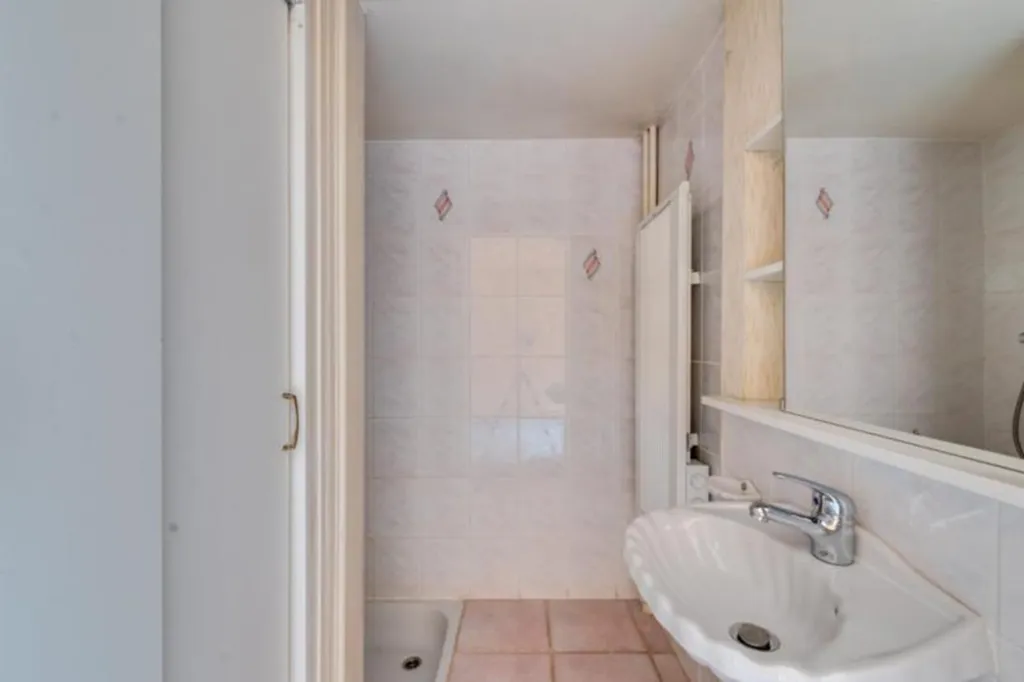 Salles de bain - Maison à rénover avec terrasse à Rixensart