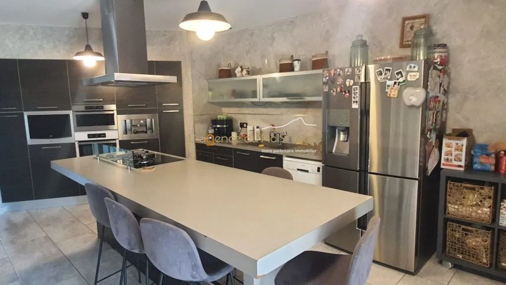 Köök - Spacious Villa with Panoramic View in Prestigious Area