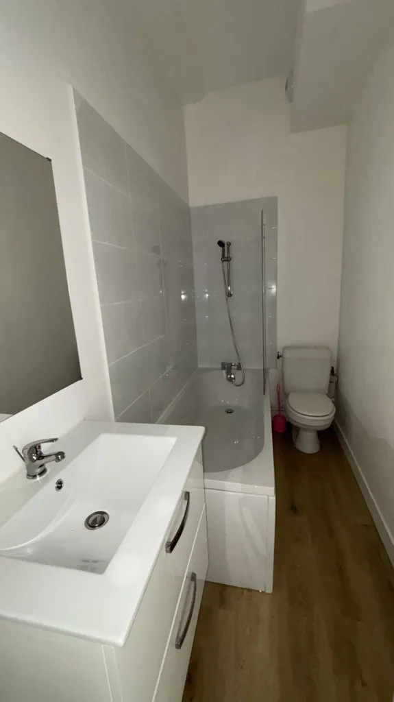 Salles de bain - Studio avec Cuisine Équipée à Orléans