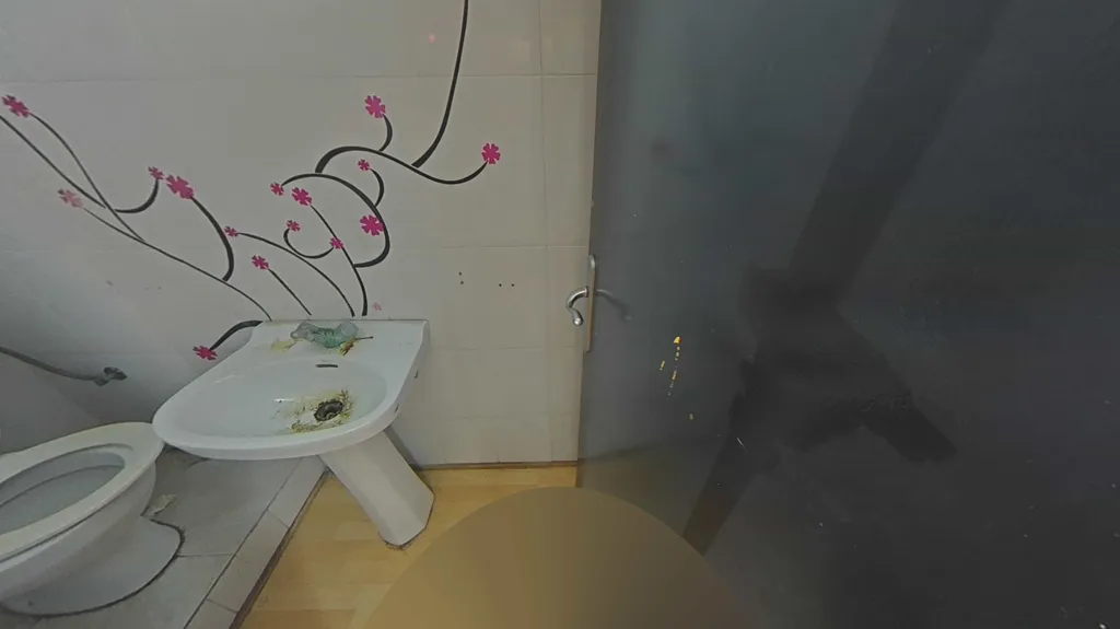 Bathrooms - Commercial Space near Reus Centre