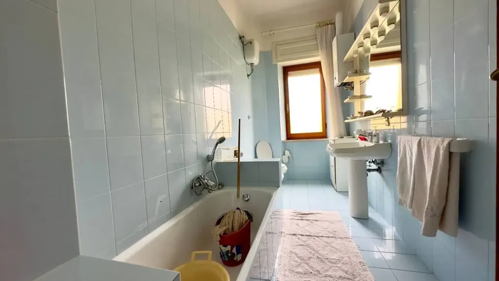 Salles de bain - Four-Bedroom Apartment with Balcony in Ancona