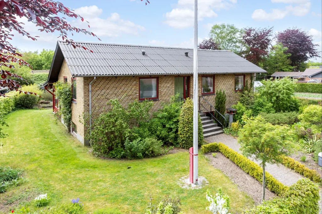 Välivaade - 1965 Villa with Garden in Højslev