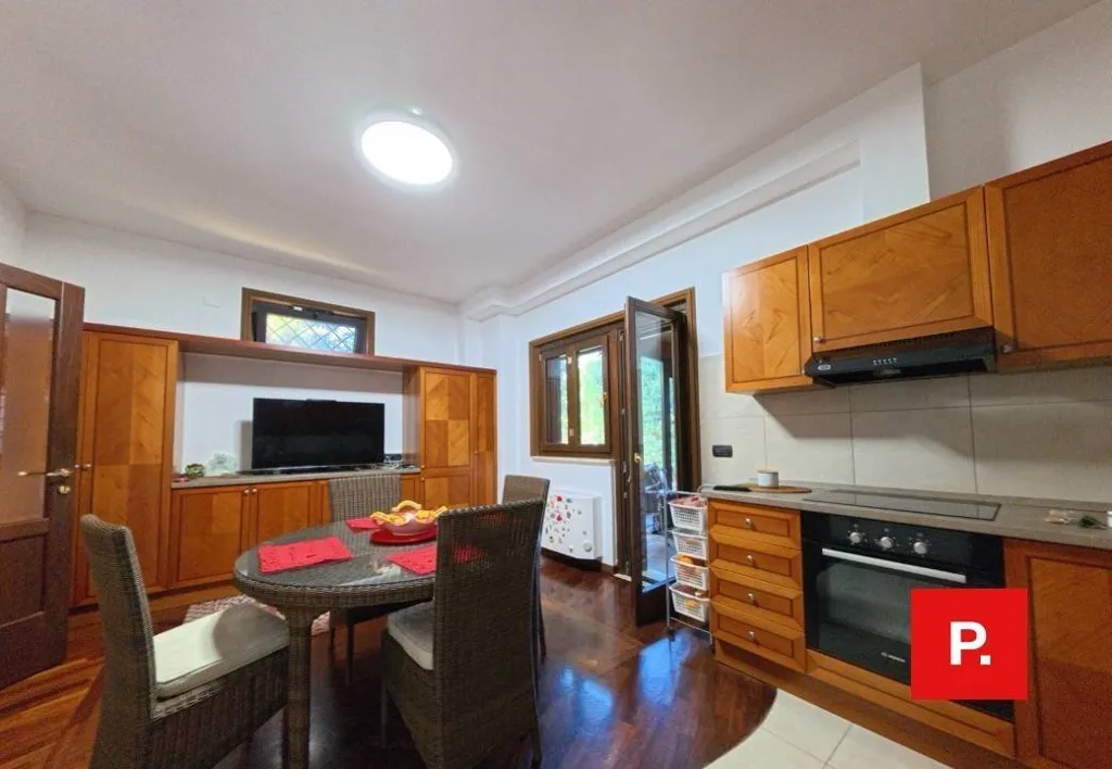 Cuisine - Terraced Villa with Private Garden in Caserta