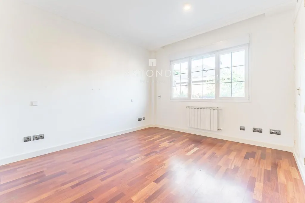 Pièces - Luxury Townhouse with Pool in Madrid