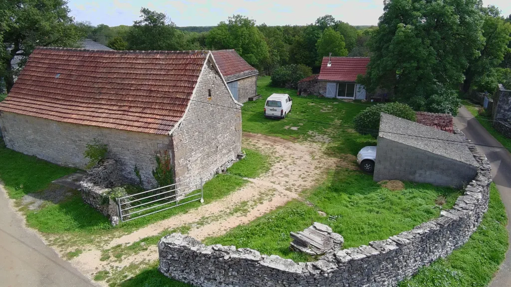 Vue aérienne - Ensemble en Pierre dans un Hameau Calme