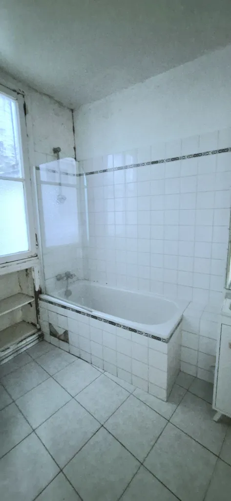 Bathrooms - Bright 3-Bedroom Flat with Balcony in Paris