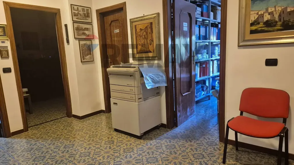 Bureau - Quadrilocale with Balcony in Triggiano