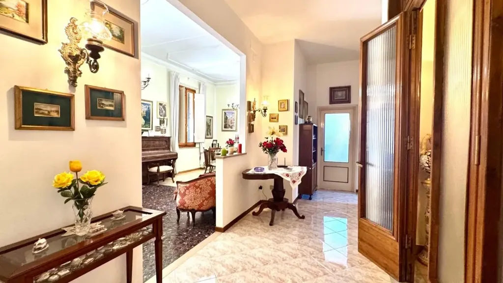 Entrée - Trilocale with Terrace in Central Empoli