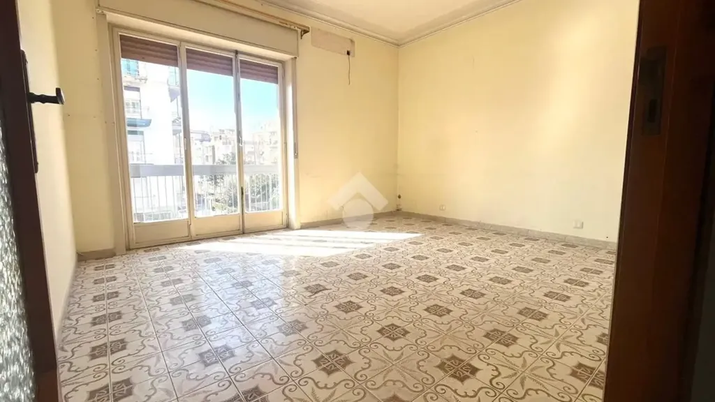 Stanze - Appartamento con tre balconi a Catania