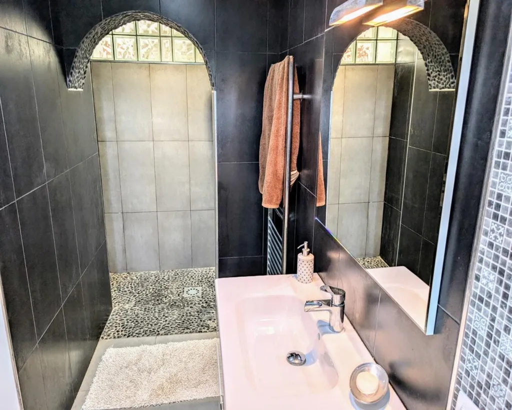 Bathrooms - Traditional Villa with Sea View in Benimeit, Moraira