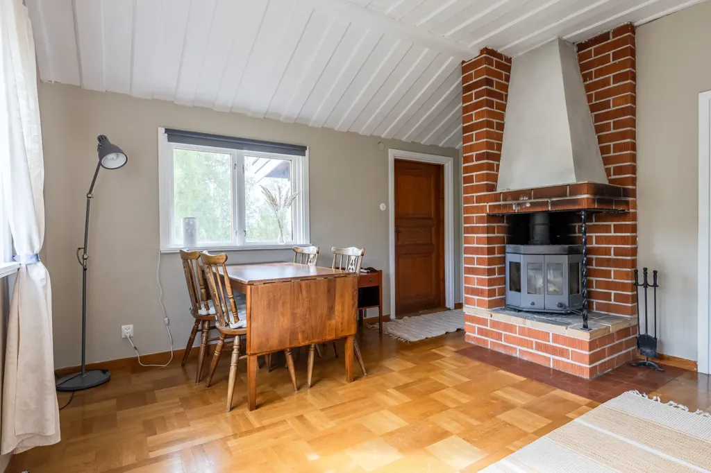 Elutuba - Holiday Home with Lake View in Garsås