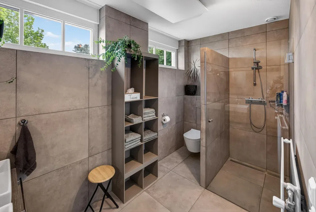Bathrooms - Half-Freestanding House with Harbour View in Oude-Tonge
