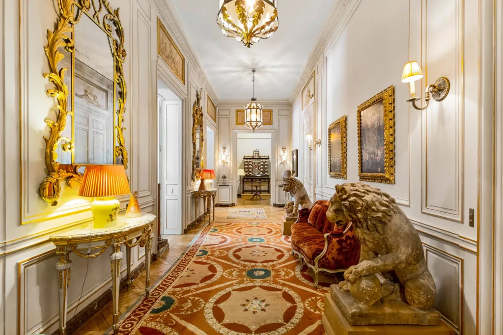 Hallway - Pied-à-Terre with View in Paris 16th