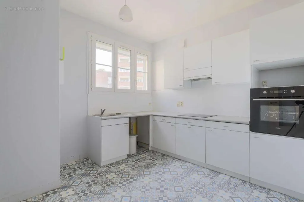 Kitchen - 3-Bedroom Apartment with Balcony in Amiens