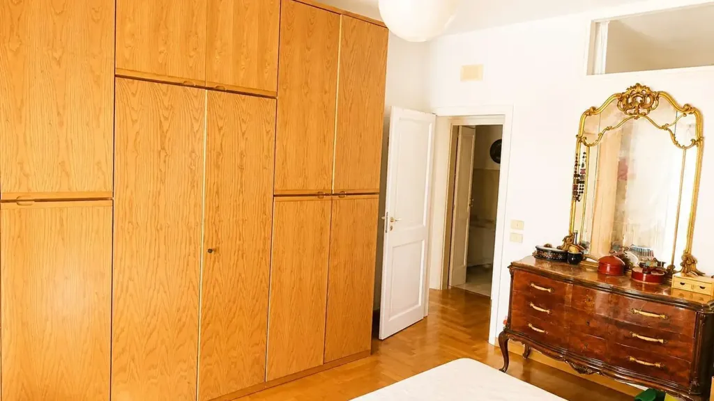 Bedrooms - 4-Bedroom Apartment with Balcony in Marsala