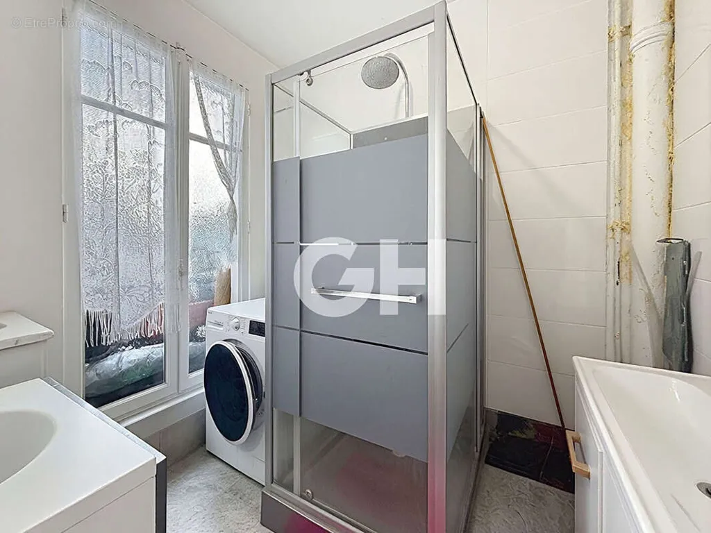 Bathrooms - Bright 2-Bedroom Apartment in Paris Jourdain