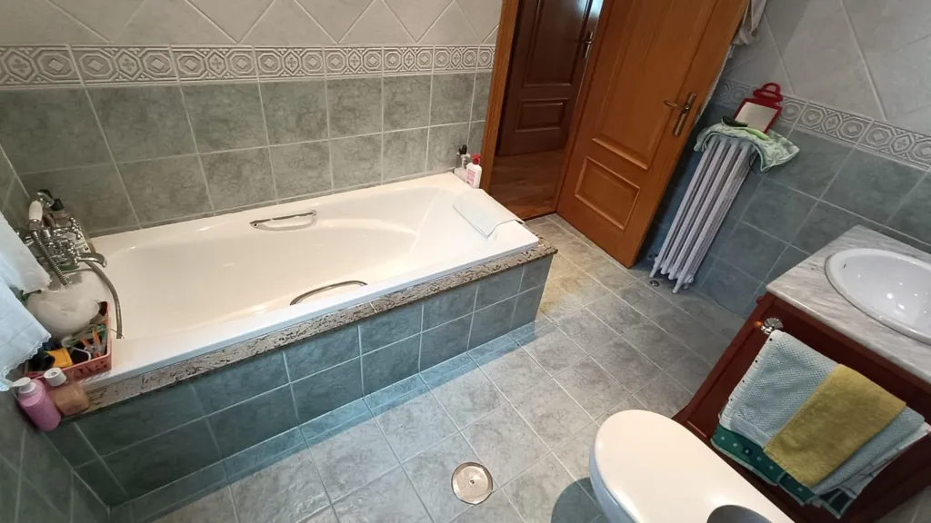 Bathrooms - Reformated Flat with High Ceilings in Zamora