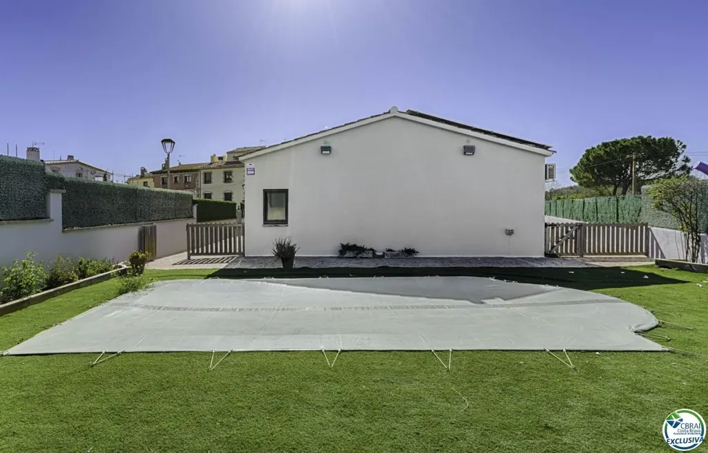 Piscine - Chalet with Pool and Solar Panels in Carrer Canigó