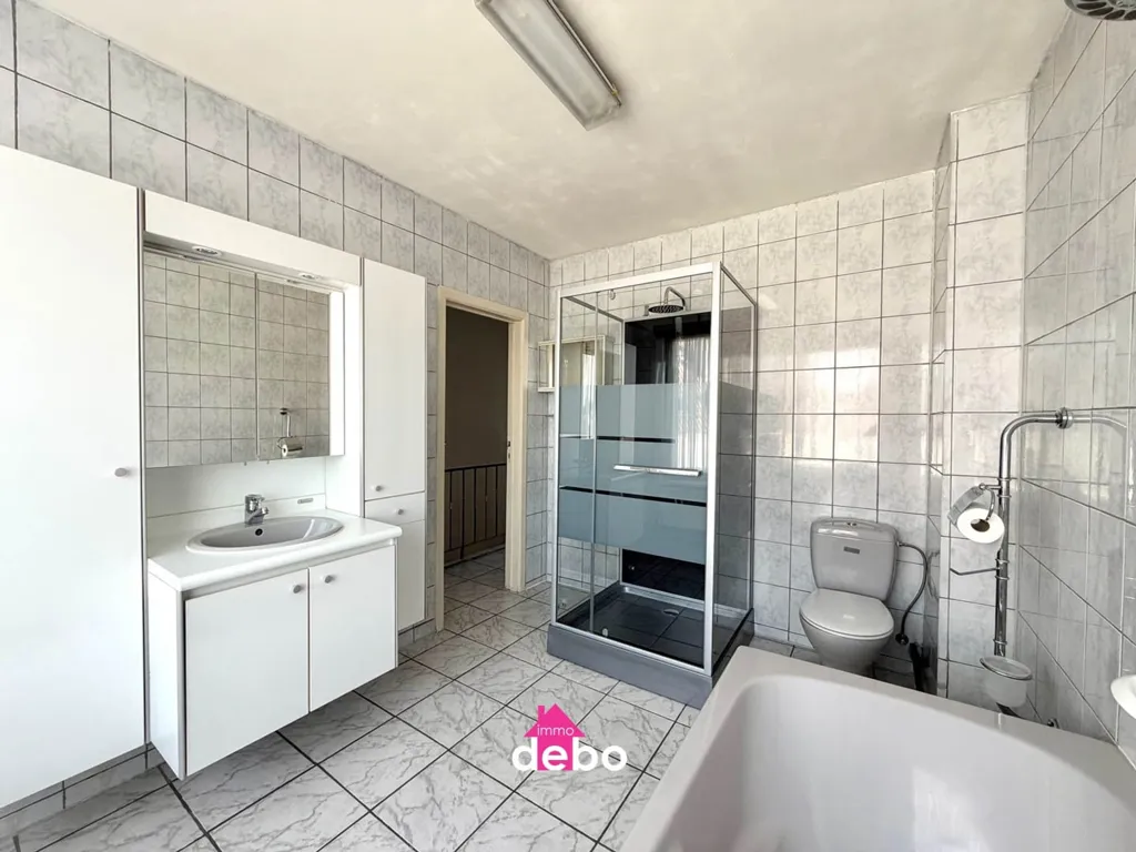 Salles de bain - Maison Familiale avec Garage Spacieux à Ostende