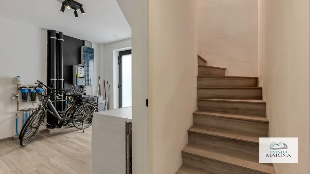 Esik - Modern House with Terrace in Begijnendijk