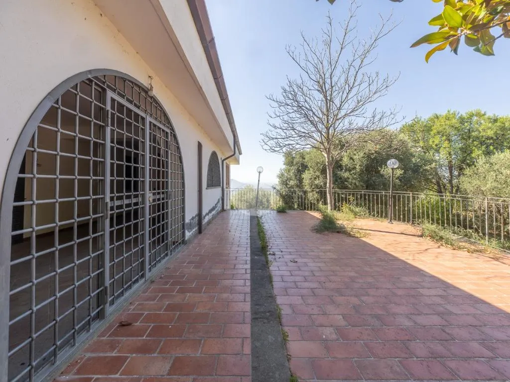 Terrasse - Versatile Villa with Olive Grove in Guidonia Montecelio